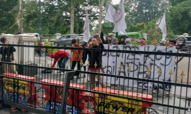 Stop Wisata Pejabat Pakai Uang Rakyat! JANGKAR Geruduk Balai Kota Bogor Soroti Dugaan Gratifikasi Perjalanan Dinas ke Italia