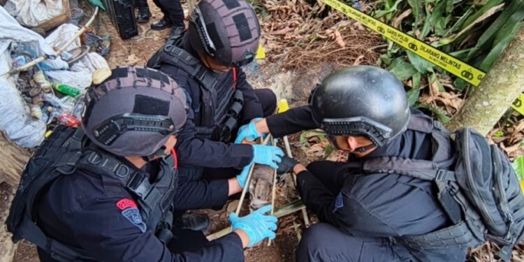 Unit Jibom Detasemen Gegana Satbrimob Polda Jabar Selesaikan Penanganan Amunisi Pasca Ledakan, Lokasi Dinyatakan Aman