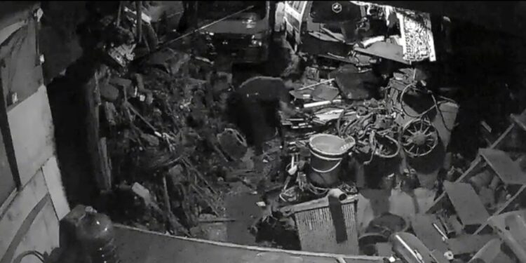 Tak Sadar! Pelaku Pencuri di Gudang Besi Terekam CCTV, Pemilik Akan Melaporkan Kasus Ini ke Polisi
