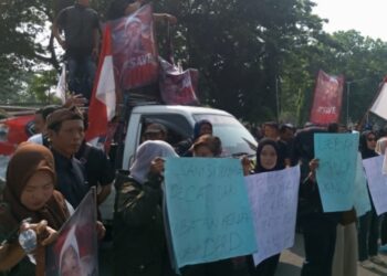 Gabungan Ormas Geruduk Gedung DPRD Lebak