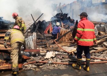 Lapak Usaha Kayu di Jatiasih Ludes Terbakar, 6 Unit Damkar Dikerahkan Untuk Menjinakkan Si Jago Merah
