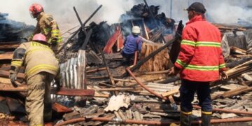 Lapak Usaha Kayu di Jatiasih Ludes Terbakar, 6 Unit Damkar Dikerahkan Untuk Menjinakkan Si Jago Merah