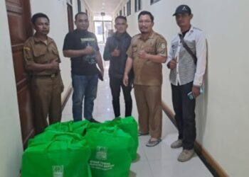 Lima Warga Desa Sukawijaya Terima Bantuan Sembako, Wujud Kolaborasi Dinsos Kabupaten Bekasi dan LSM Prabhu Indonesia Jaya