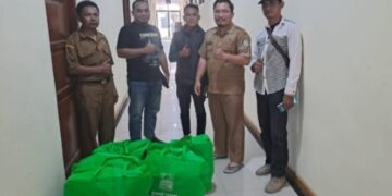 Lima Warga Desa Sukawijaya Terima Bantuan Sembako, Wujud Kolaborasi Dinsos Kabupaten Bekasi dan LSM Prabhu Indonesia Jaya