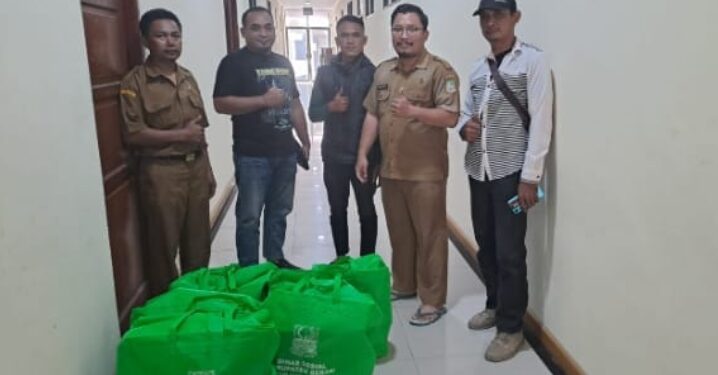 Lima Warga Desa Sukawijaya Terima Bantuan Sembako, Wujud Kolaborasi Dinsos Kabupaten Bekasi dan LSM Prabhu Indonesia Jaya