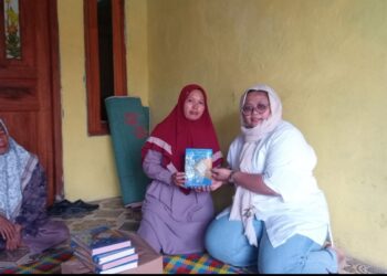 Layla Rizky, S.Sos Salurkan Amanah Donatur Berupa Al-Qur’an kepada Pengajian dan Ponpes di Desa Bantarjaya