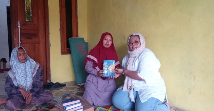 Layla Rizky, S.Sos Salurkan Amanah Donatur Berupa Al-Qur’an kepada Pengajian dan Ponpes di Desa Bantarjaya