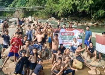 Pemuda dan Aparatur Desa di Kampung Gardu Raya Bersatu Dalam Menyambut HUT RI Ke 81
