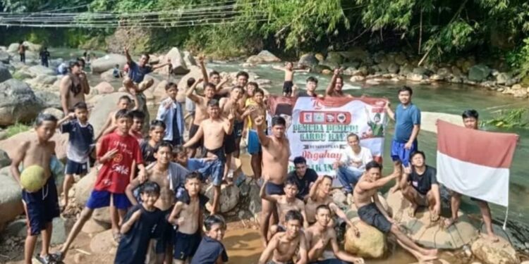 Pemuda dan Aparatur Desa di Kampung Gardu Raya Bersatu Dalam Menyambut HUT RI Ke 81