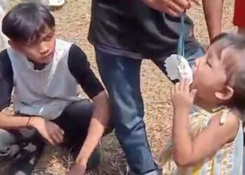 Asiknya Lomba Makan Kerupuk, Kemeriahan Warga Gardu Raya Tradisi 17 Agustus Ceria “Ingat Sejarah”