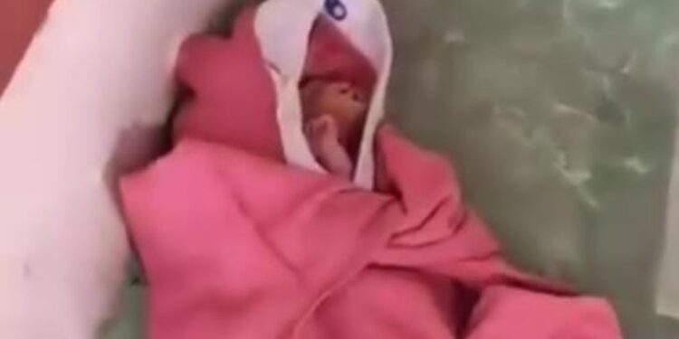 Geger! Warga Curug Dengdeng Temukan Bayi Perempuan di Depan Teras Rumahnya