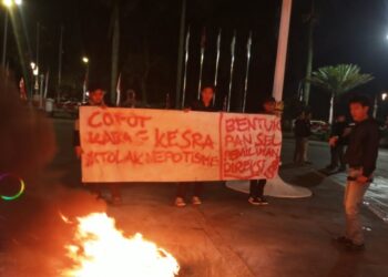 Ban Dibakar di Balai Kota, PPAK Jilid III Desak Pemkot Bongkar Polemik Kabag Kesra