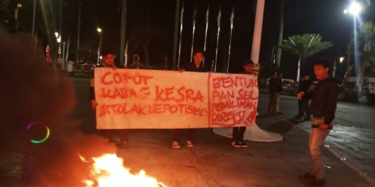 Ban Dibakar di Balai Kota, PPAK Jilid III Desak Pemkot Bongkar Polemik Kabag Kesra