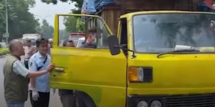 Sopir Truk Sampah Meninggal Dunia di Ruang Kemudi, Diduga Karena Sakit