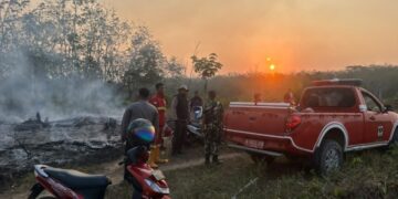 Polsek Muara Bungo Bersama Manggala Agni Padamkan Karhutla di Kebun Karet Teluk Beringin