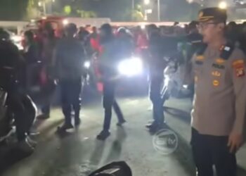 Aparat Kepolisian & Massa Aksi Terlibat Adu Argumen, Terkait Relokasi Logistik di Depan Gedung DPR RI