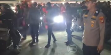 Aparat Kepolisian & Massa Aksi Terlibat Adu Argumen, Terkait Relokasi Logistik di Depan Gedung DPR RI