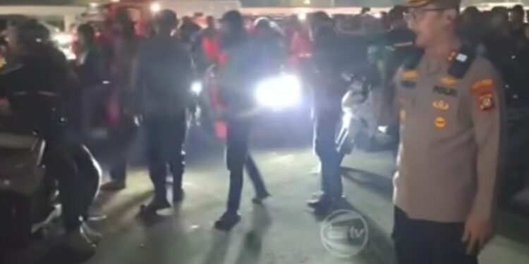 Aparat Kepolisian & Massa Aksi Terlibat Adu Argumen, Terkait Relokasi Logistik di Depan Gedung DPR RI