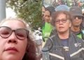 Sosok Emak, Berjaket Ojol! Netizen Menemukan Bukti Foto dan Video “Ia Kerap Hadir Dalam Berbagai Aksi Unjuk Rasa Dengan Peran dan Pakaian yang Berbeda-beda