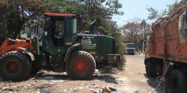 Respon Cepat Sudin LH Jaktim Bersihkan Sampah Kering di TPS RW 07 Ujung Menteng di Apreasi FWJ Indonesia