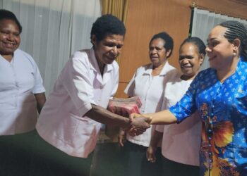 Rida Ratna Kogoya Bantu Rp40 Juta untuk 13 Calon Wisudawati Kebidanan di Wamena