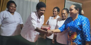 Rida Ratna Kogoya Bantu Rp40 Juta untuk 13 Calon Wisudawati Kebidanan di Wamena