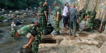 Pusdikzi Pusziad Turun ke Ciliwung, 250 Prajurit Bersama Warga dan Berbagi 200 Paket Sembako