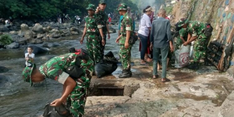 Pusdikzi Pusziad Turun ke Ciliwung, 250 Prajurit Bersama Warga dan Berbagi 200 Paket Sembako