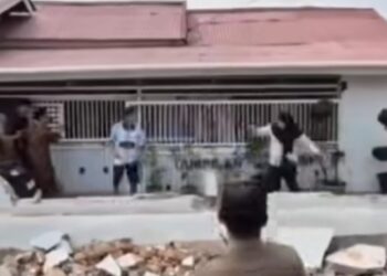 Tak Terima Pagar Rumah Dibongkar, Pemilik Ngamuk! Lempari Batu dan Mengejar Petugas Pakai Celurit