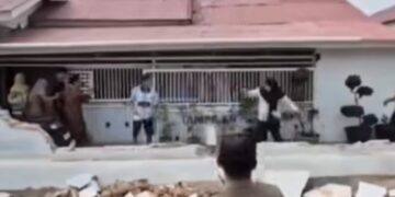 Tak Terima Pagar Rumah Dibongkar, Pemilik Ngamuk! Lempari Batu dan Mengejar Petugas Pakai Celurit