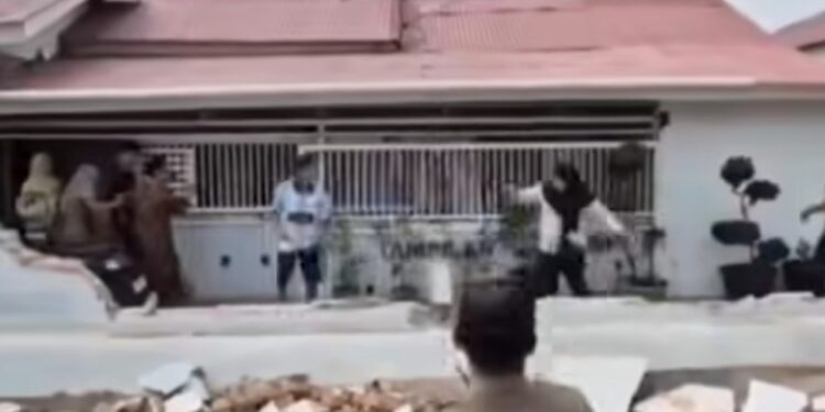 Tak Terima Pagar Rumah Dibongkar, Pemilik Ngamuk! Lempari Batu dan Mengejar Petugas Pakai Celurit