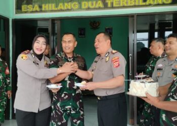 Kapolsek Megamendung dan Jajaran Berikan Kejutan ke Posmil 0621 di HUT TNI ke 81 Tahun