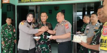 Kapolsek Megamendung dan Jajaran Berikan Kejutan ke Posmil 0621 di HUT TNI ke 81 Tahun