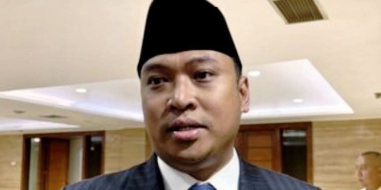 Bukan Cuma Makan Gratis! Sudaryono Minta Siswa Ikut Piket Melayani Teman Kelas Pakai Celemek Bagikan Menu MBG