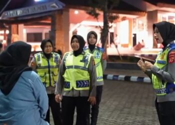Polres Bogor Gelar Patroli Jalan Kaki di Alun-Alun Pemda, Sampaikan Himbauan Kamtibmas kepada Masyarakat
