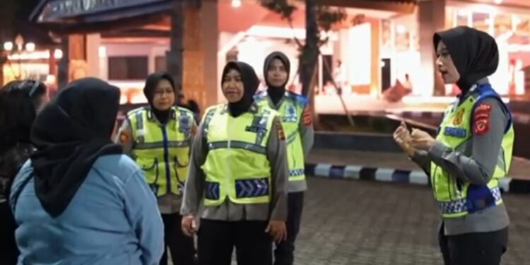 Polres Bogor Gelar Patroli Jalan Kaki di Alun-Alun Pemda, Sampaikan Himbauan Kamtibmas kepada Masyarakat