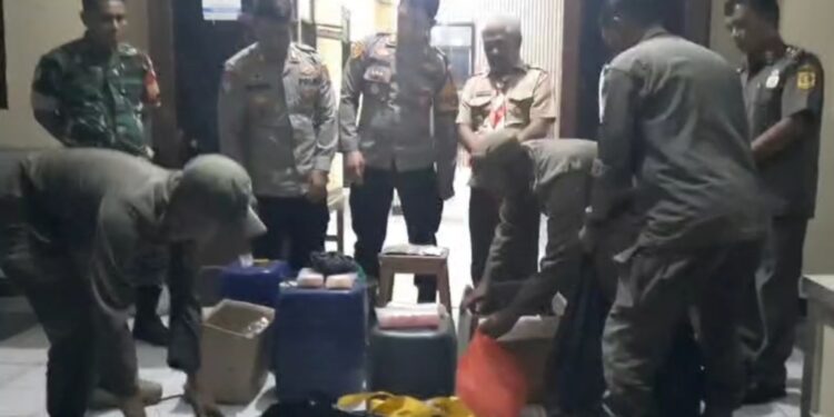 Polsek Ciomas Gerebek Lapak, Diduga Tempat Peredaran Obat Keras! Ratusan Butir Obat & Miras Diamankan