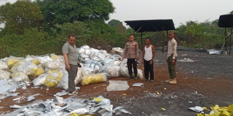 Polsek Rumpin Tindak Lanjuti Aduan 110 Terkait Pembakaran Bungkus Permen dan Obat untuk Mengambil Aluminium Foil