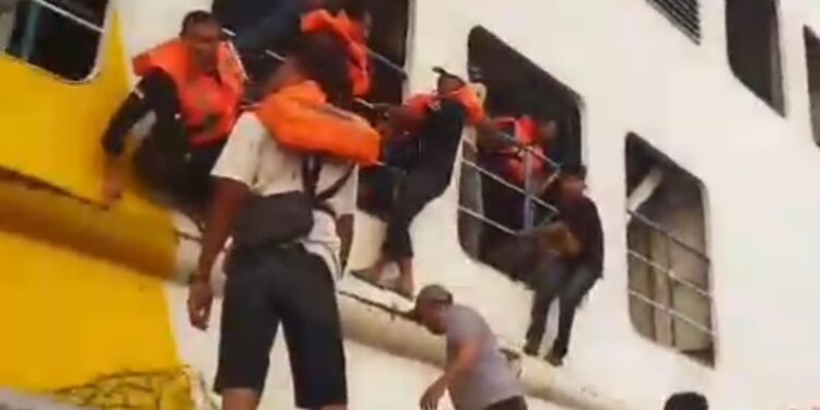 KMP Batu Mandi Terbakar di Selat Sunda, Penumpang Dievakuasi di Tengah Laut