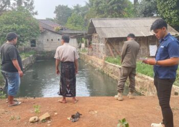 Personel Polsek Gunung Sindur Cek TKP, Balita Meninggal Dunia Diduga Tenggelam di Kolam Lele
