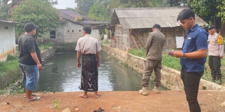 Personel Polsek Gunung Sindur Cek TKP, Balita Meninggal Dunia Diduga Tenggelam di Kolam Lele