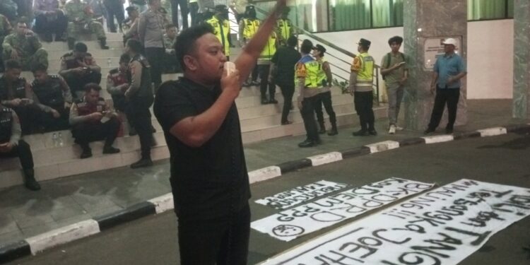 DPRD Tak Temui Massa JANGKAR, Polemik 13 Ambulans CSR Berlanjut ke Golkar