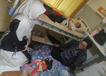 Bukan Hanya di Kelas, Guru MTsN 3 Bekasi Hadir Menjenguk Siswi yang Sedang Sakit