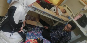 Bukan Hanya di Kelas, Guru MTsN 3 Bekasi Hadir Menjenguk Siswi yang Sedang Sakit